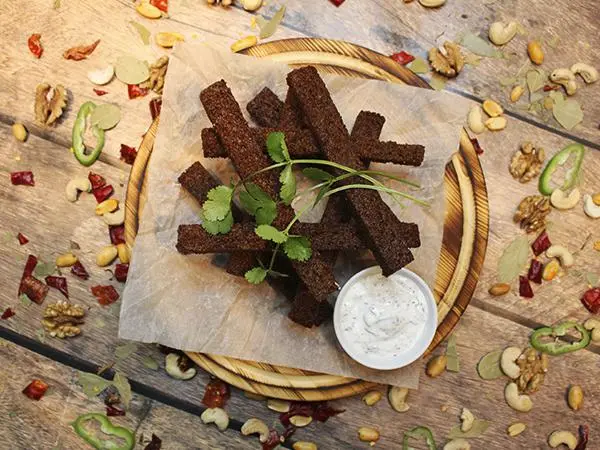 ГРЕНКИ ИЗ БОРОДИНСКОГО ХЛЕБА С ЧЕСНОКОМ