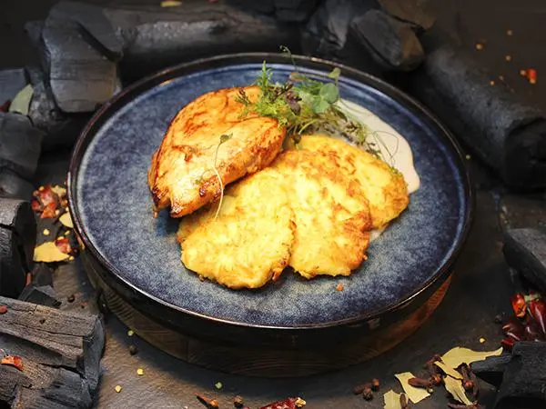 СТЕЙК ИЗ КУРИНОГО ФИЛЕ С ЖЮЛЬЕНОМ И КАРТОФЕЛЬНЫМИ ОЛАДЬЯМИ
