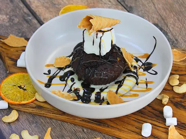 МИНИ БРАУНИ С ГРЕЦКИМ ОРЕХОМ И ВАНИЛЬНЫМ СОУСОМ