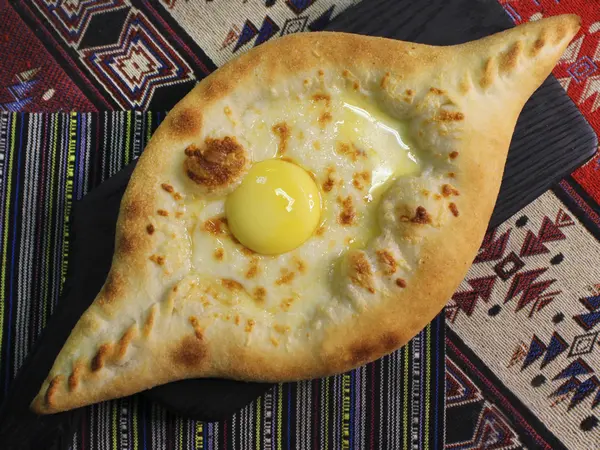 ХАЧАПУРИ С КОПЧЕНЫМ СУЛУГУНИ
