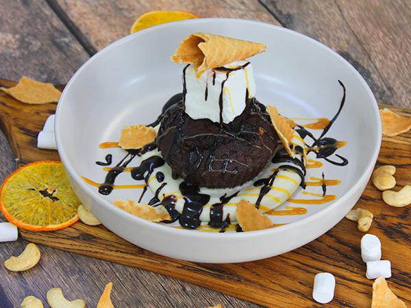 МИНИ БРАУНИ С ГРЕЦКИМ ОРЕХОМ И ВАНИЛЬНЫМ СОУСОМ
